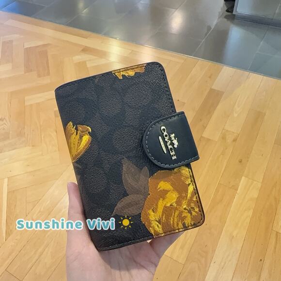 NWT Coach Medium Corner Zip Wallet With Floral Print CCL69 Gold - Picture 1 of 5